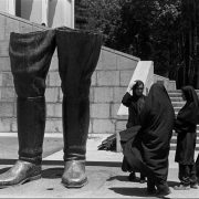 زنان در کنار مجسمه چکمههای رضاشاه در کاخ سعدآباد زنان در کنار مجسمه چکمههای رضاشاه در کاخ سعدآباد