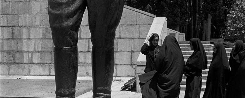 زنان در کنار مجسمه چکمههای رضاشاه در کاخ سعدآباد